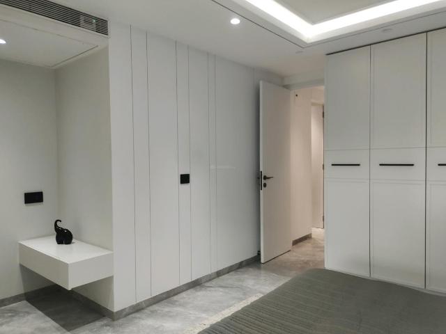 4 BHK Apartment in Vile Parle West for resale Mumbai. The reference number is 13095931