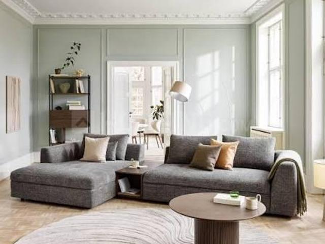 4 BHK Apartment in Vile Parle West for resale Mumbai. The reference number is 20700192