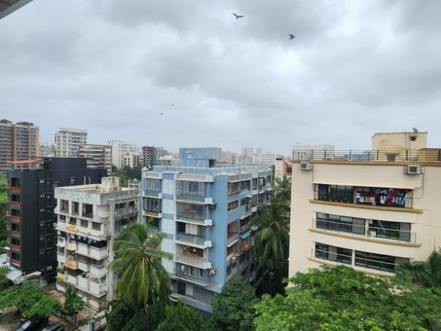 4 BHK Apartment in Vile Parle West for resale Mumbai. The reference number is 20720811