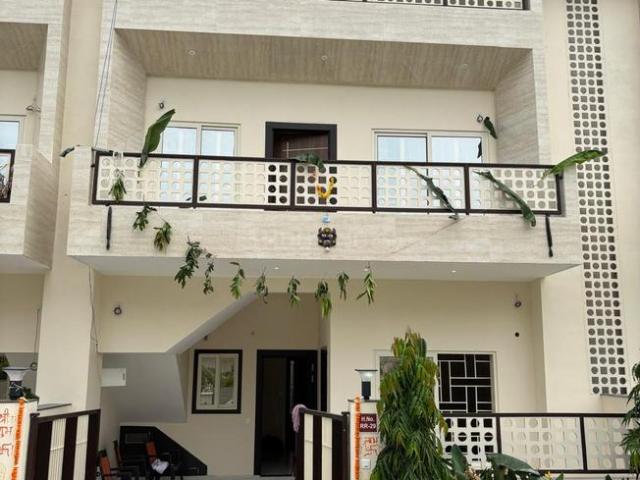 4 BHK Duplex in Meri for rent Jhansi. The reference number is 18082564