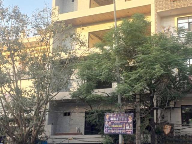 4 BHK Independent Builder Floor in Mukherjee Nagar for resale New Delhi. The reference number is 19989530