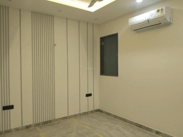 4 BHK Independent Builder Floor in Model Town for resale New Delhi. The reference number is 18698855