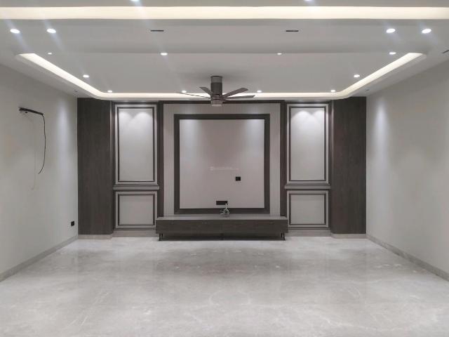 4 BHK Independent Builder Floor in Model Town for resale New Delhi. The reference number is 19874708