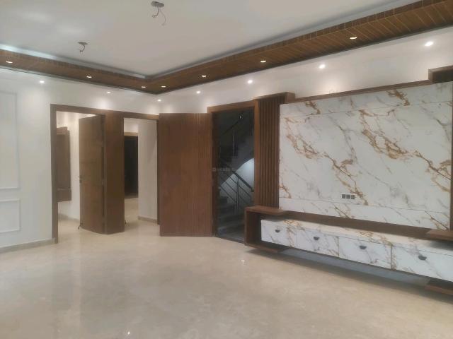 4 BHK Independent Builder Floor in Green Field Colony for resale Faridabad. The reference number is 19890261