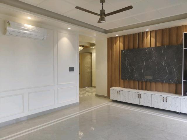 4 BHK Independent Builder Floor in Green Field Colony for resale Faridabad. The reference number is 20194092