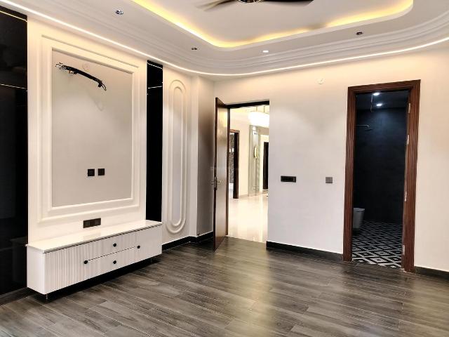 4 BHK Independent Builder Floor in Sector 45 for resale Gurgaon. The reference number is 20301142