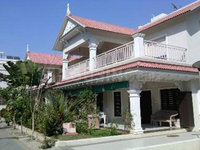 4 BHK Independent House in Thaltej for resale Ahmedabad. The reference number is 19740913
