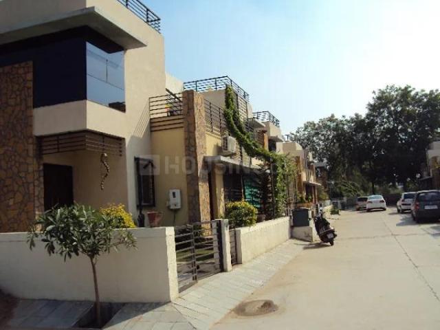 4 BHK Independent House in Thaltej for resale Ahmedabad. The reference number is 20493128