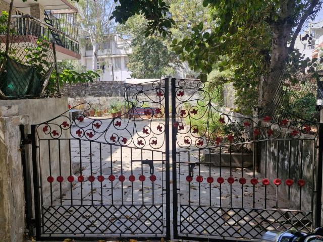 4 BHK Independent House in Ambawadi for resale Ahmedabad. The reference number is 20058779