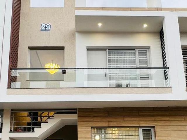 4 BHK Independent House in Gazipur for resale Zirakpur. The reference number is 19726493