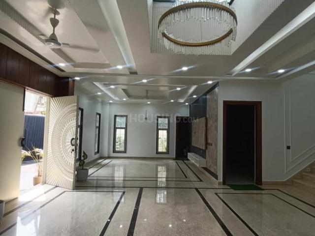 4 BHK Independent House in Sainik Farm for resale South Delhi. The reference number is 17637449