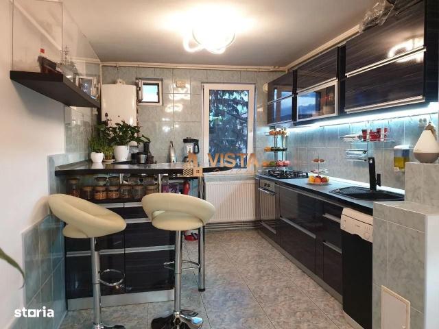 Apartament 4 camere, 2 bai, etaj 3/4, decomandat, cartier Tractorul