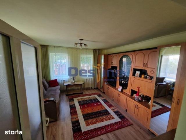 Vand casa mobilata si utilata + gradina + teren, zona linistita, dej