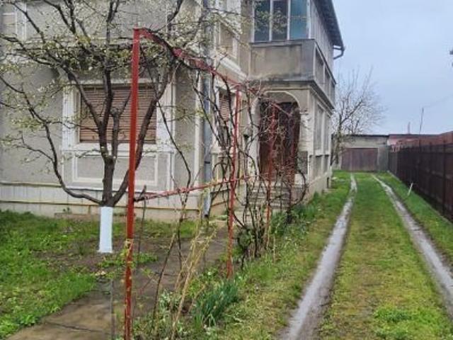 Casa tip duplex, S+P+E, 4 camere, garaj, teren 1193 mp, Fagaras