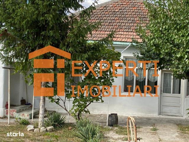 Casa situata la 250 m de centrul orasului Macin