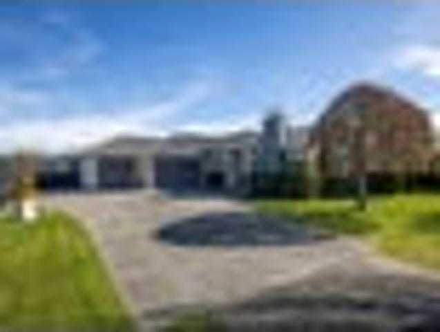 4 car garaging plus workshop in popular Kajens!