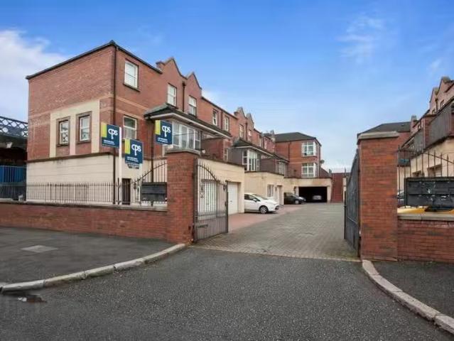 4 Donnybrook Court