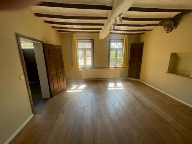4 front house in Chastre with exposed beams