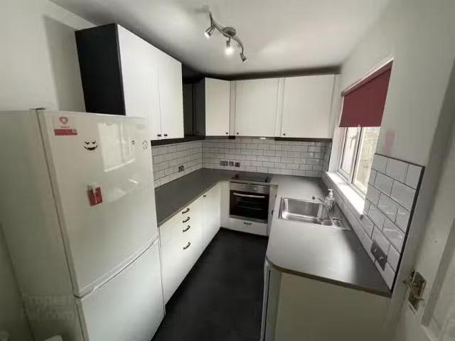 4 Hollycroft Avenue