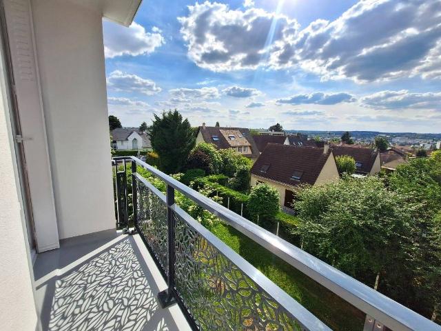 4 pièces 2/3 chambres large balcon et une vue dégagée et arborée
