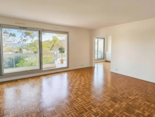 4 pièces Terrasse et Parkings / 93m²