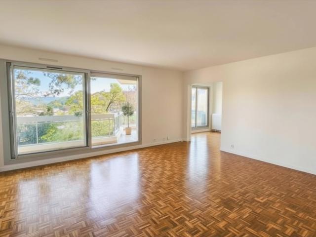 4 pièces Terrasse et Parkings / 93m²