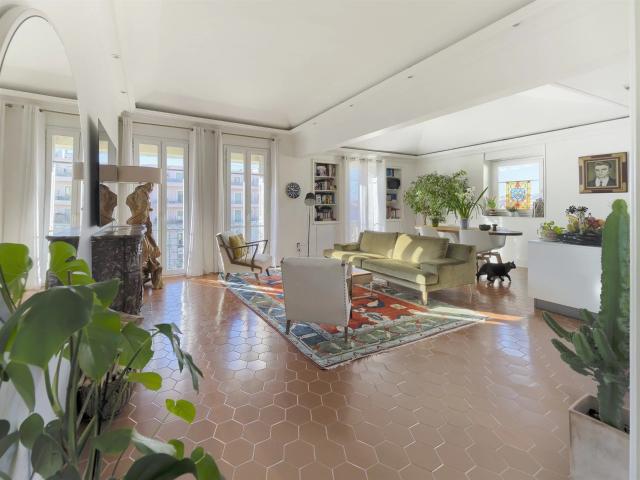 4 Pieces Tete Carre En Dernier Etage 101m² Nice