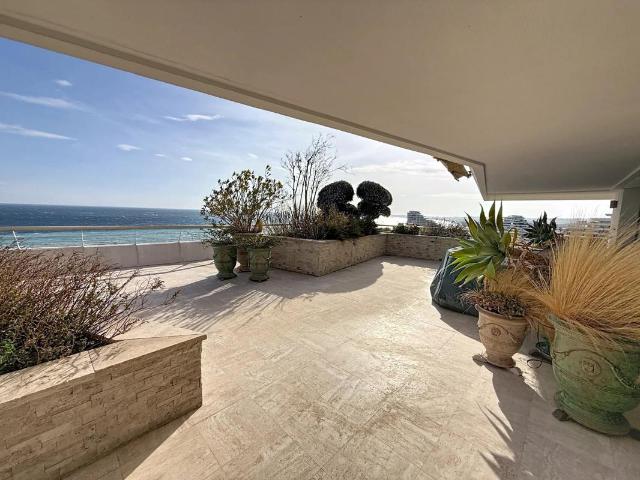 4 PIECES AVEC TERRASSE ET VUE PANORAMIQUE MER VILLENEUVE LOUBET