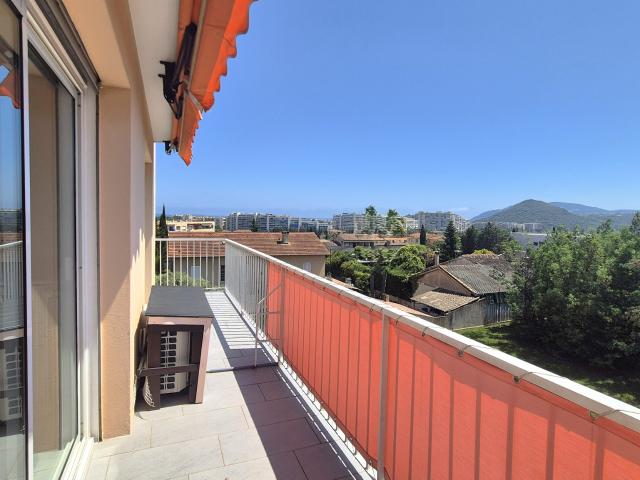 4 pièces en dernier étage sans vis à vis Terrasse sud, vue mer et montagnes