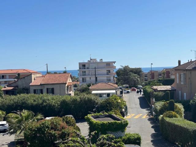 4 pièces résidence calme, petite vue mer et dégagée