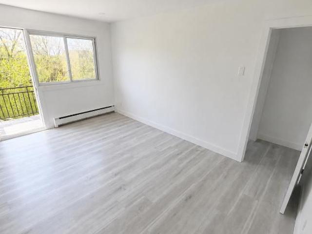 4½ rénové à louer fully renovated for rent NDG Grand Blvd