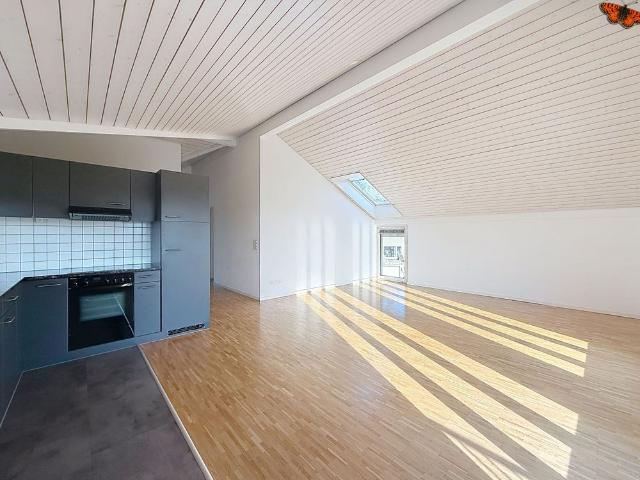 4 ½ ROOMS – Quiet Location/4 ½ ZIMMER – Ruhige Lage