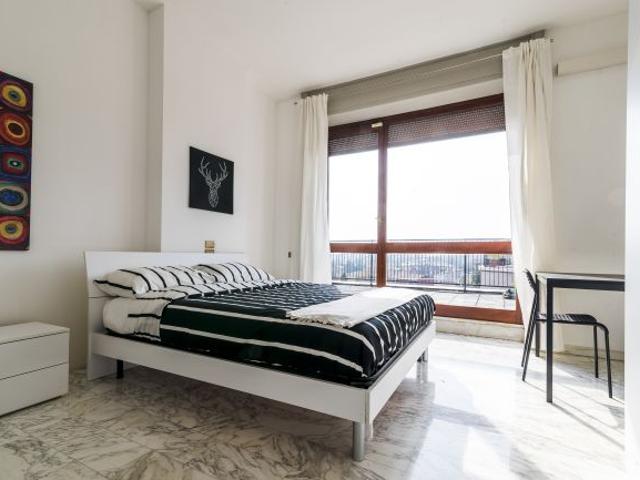 4 STANZE DISPONIBILI A MONZA VICINO AL CENTRO UNA CON BAGNO PRIVATO