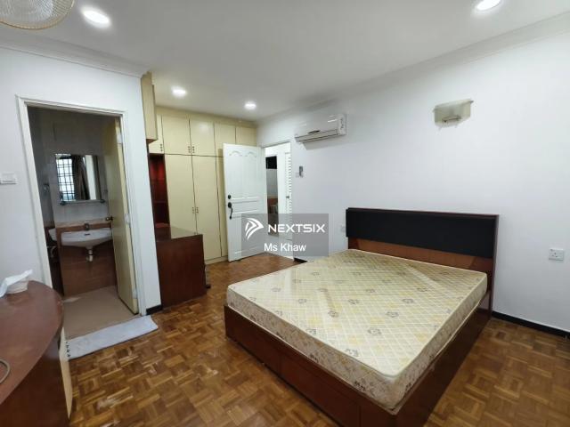 4 storey corner lot semi detached house! Walking distance to Giant and Pantai Hospital renovated large car porch to fir 5 6 cars, living hall and spacious kitchen for large family