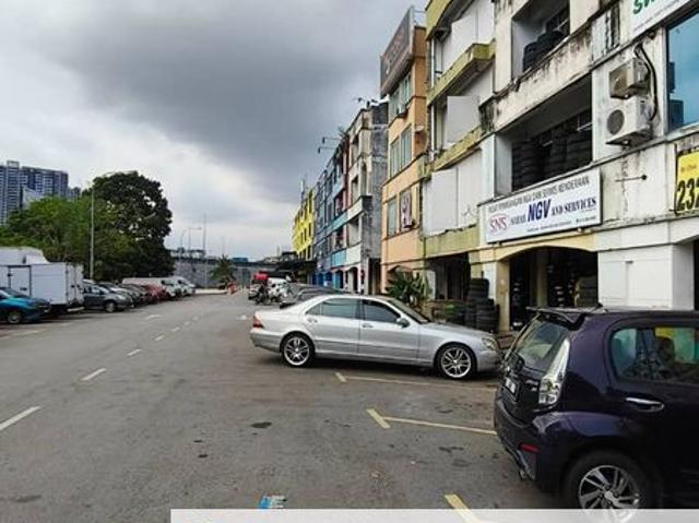 4 storey shop lot facing main road high visibility at Puchong Utama