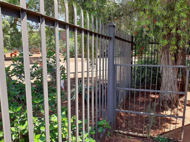 4 Slaapkamer woning in Naboomspruit met woonstel te koop!
