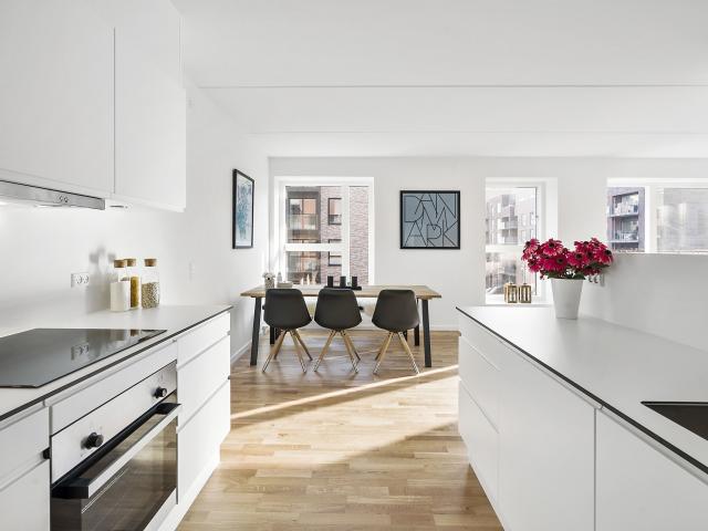 4 værelses med 2 altaner og enestående privat tagterrasse!