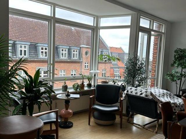 4 VÆRELSES MIDT PÅ TRØJBORG MED TO ALTANER