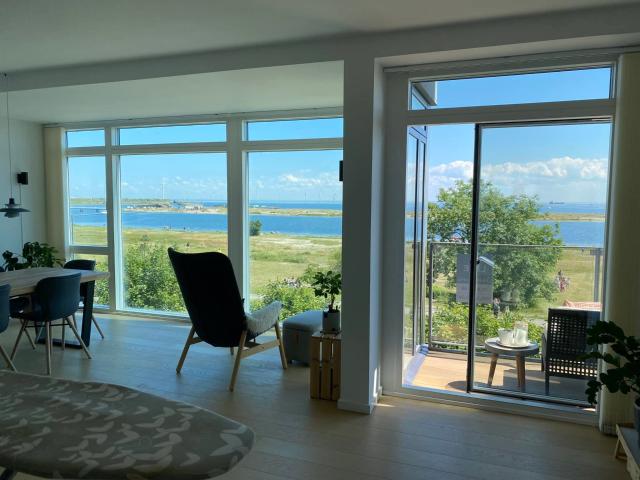 4 værelses lejlighed i 1. række til Øresund, med 2 altaner og privat p plads i kælderen