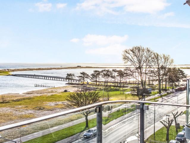 4 værelses lejlighed i 1. Række til Øresund, med 2 altaner og privat p plads i kælderen