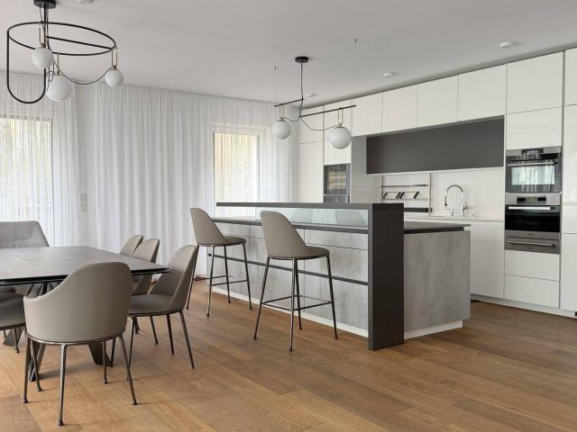 4 Zimmer Wohnung gegenüber der American International School mit eigenem Garten