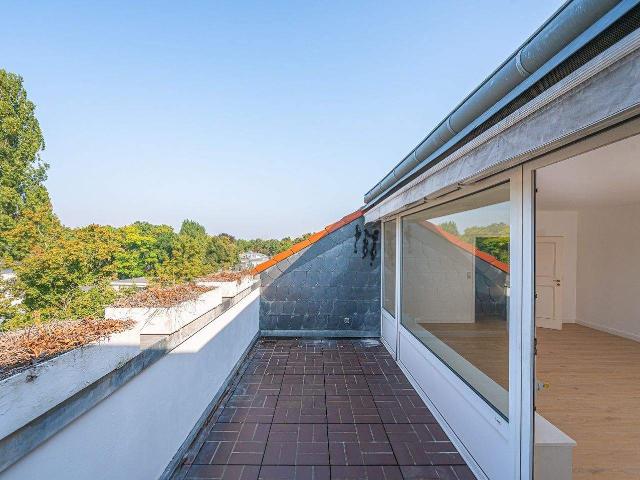 4 Zimmer bezugsfertige, renovierte Dachgeschosswohnung in Schmargendorf mit Dachterrasse