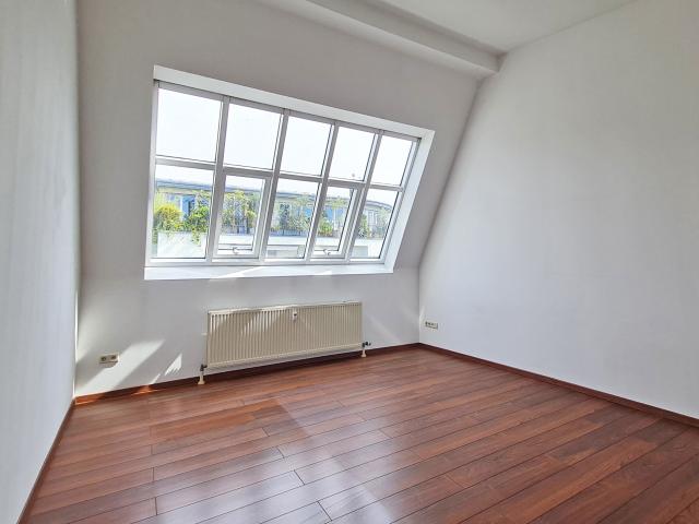 4 Zimmer Dachgeschosswohnung im klassischen Altbau