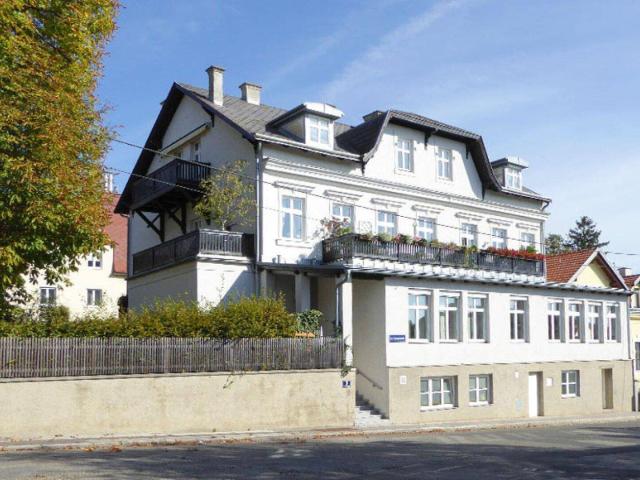4 Zimmer DG Wohnung mit Balkon in Jahrhundertwendehaus im Penzinger Cottageviertel