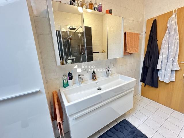 4 Zimmer Maisonette Wohnung auf zwei Etagen 1. OG + DG in Frastanz, modernes, tolles Badezimmer, 2 sehr gut beleuchtete Tiefgaragenplätze, einmaliger Ausblick vom Balkon auf die umliegende Bergwelt