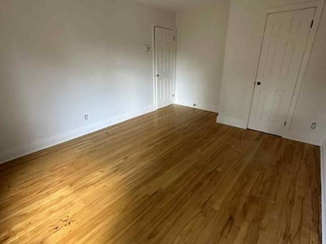 4 1/2 a louer 1500 $ / mois, tres grand, deux chambres a caucher, grande cuisine, sale de bain avec entree secheuse laveuse, et rangement au sous sol