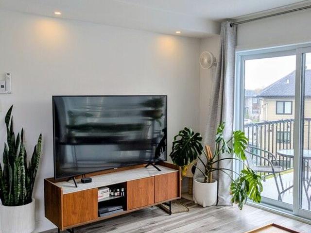 4 1/2 + Bureau Et Grand Rangement