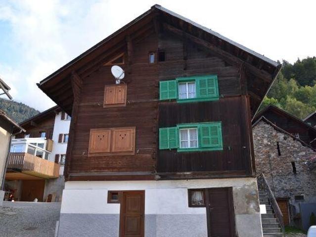 4 1/2 Zi. Doppelhaus mit Terrasse an sehr sonniger Aussichtslage/Twin house of 4 1/2 loc. mit Terrasse, sonnig, ruhig, mit schöner Aussicht