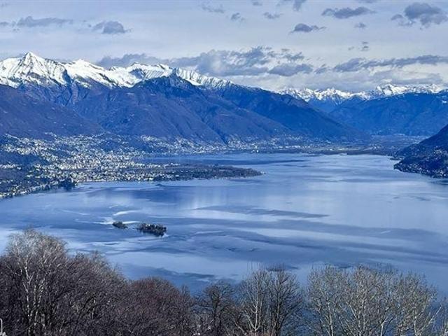 4 1/2 Zimmer Doppelhaus an sehr ruhiger, sonniger Panoramaseeblicklage/Casa gemelle di 4 1/2 locali molto tranquilla, soleggiata e vista sul lago