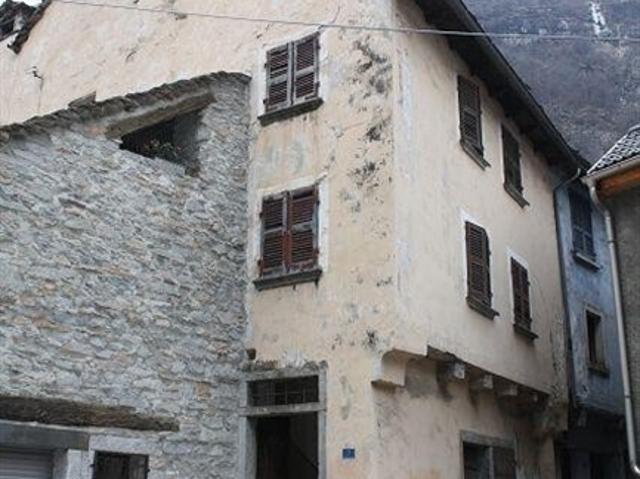 4 1/2 Zimmer Dorfhaus zum Ausbauen / Haus im zu sanierenden 4 1/2 Zimmer Kern
